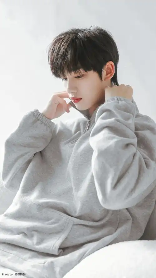 丁程鑫分享居家造型写真