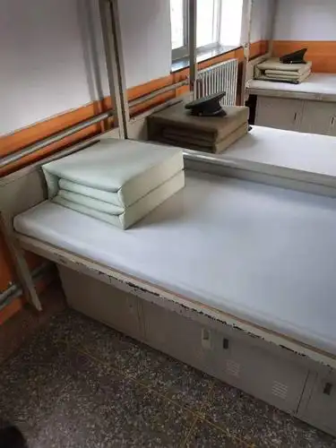 整洁的床铺,干净的地面