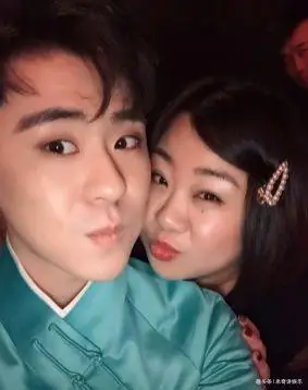 张云雷和女粉亲密合影曝光当镜头拉近身后的眼神亮了
