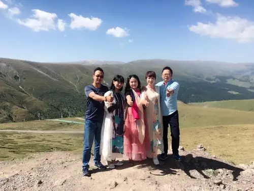 路上风光优美,五人组拍照留念