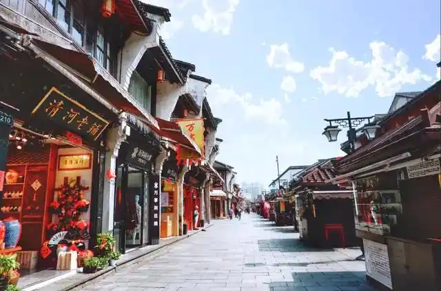 杭州的河坊街,不少游客到杭州游玩都会去逛一逛
