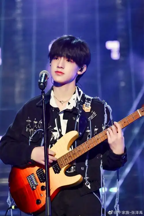 小火苗拍了拍小金毛的脑袋说生日快乐