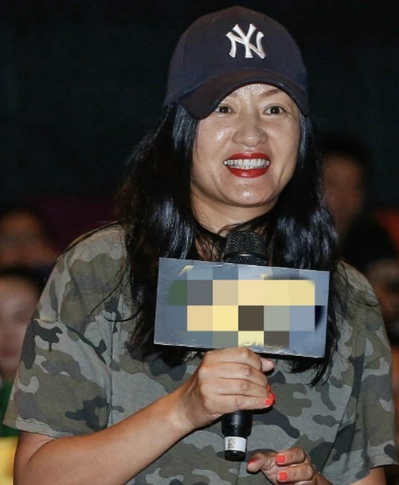 网曝瞿颖活动照未修图颜值略微下滑全身肌肤黑出新高度