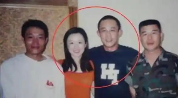 回顾红颜祸水侯勇:三任妻子个个年轻,是他品行不端还是人格魅力