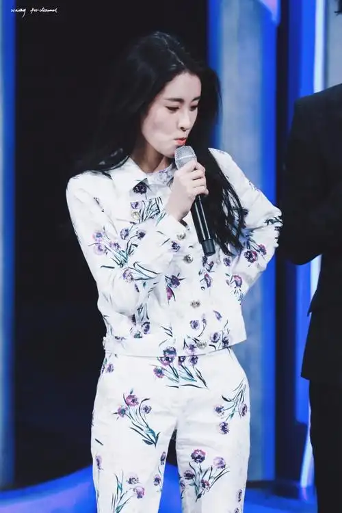 张碧晨穿白色印花套装录制节目肤白貌美,蹲在地上笑得好开心