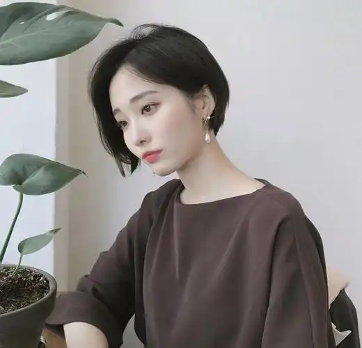 中短发,加上碎薄的短刘海有灵气又清纯,然而,单一的中短发也满足不了