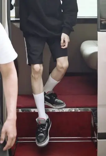 一咬三男明星腿内卷更了对应人