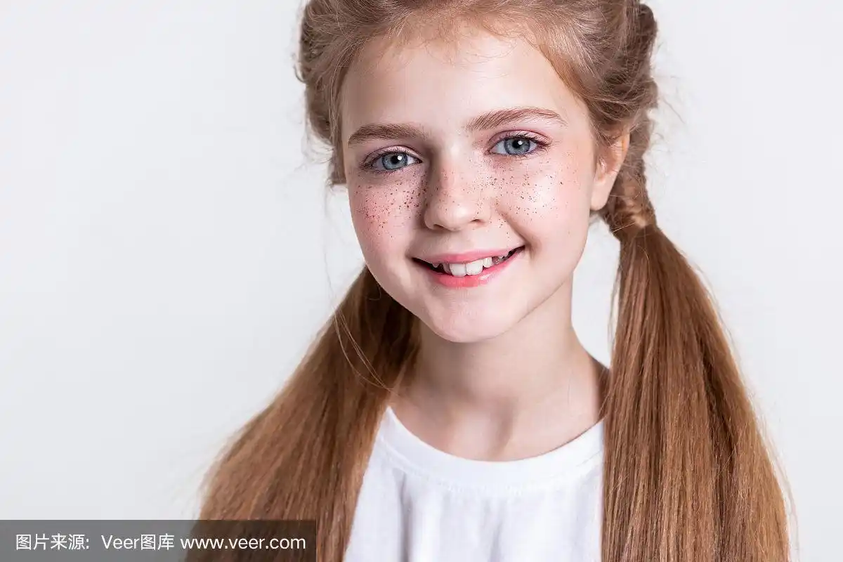 可爱的小孩,长着一头浅色的头发,脸上有一堆雀斑