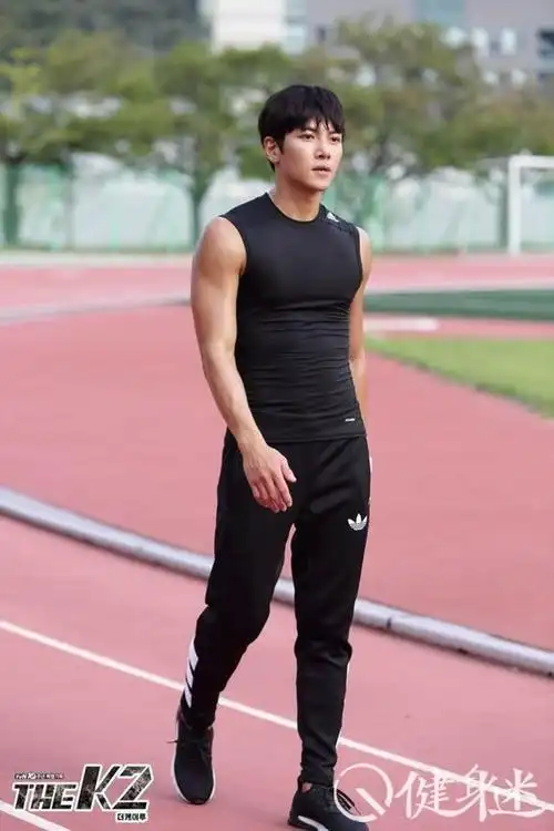 韩国明星肌肉男池昌旭肌肉澡堂上演肉搏戏