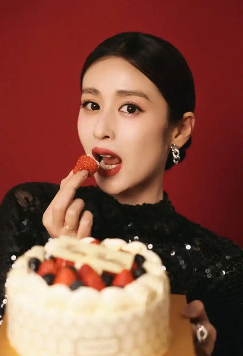 付辛博和颖儿# 颖儿icon晒出迟来的过生日时一家三口合照,女儿为她亲