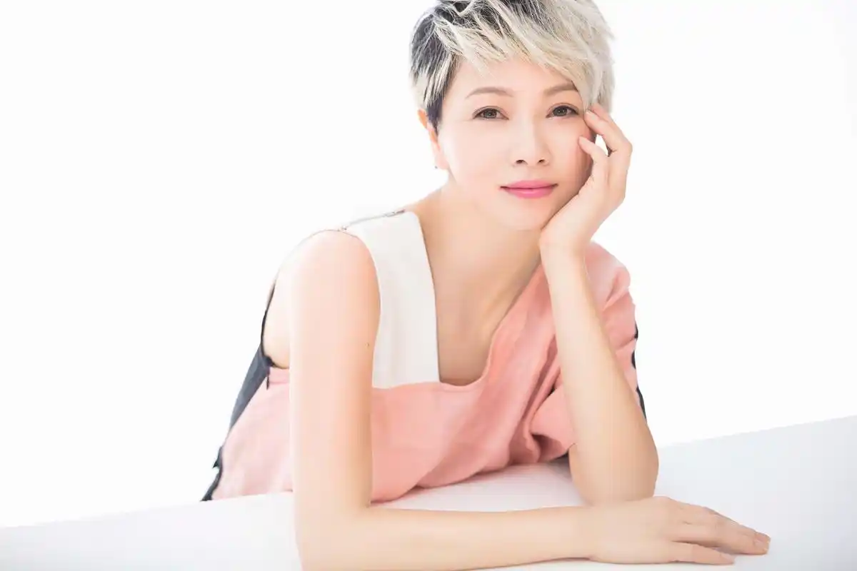 阿紫刘玉翠最新写真首曝光 撞色连体裤尽显真我