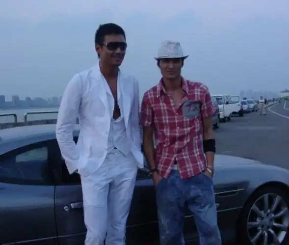 原创有一种"反差"叫胡兵胡东兄弟,弟弟身价上亿,哥哥却狱中吃牢饭