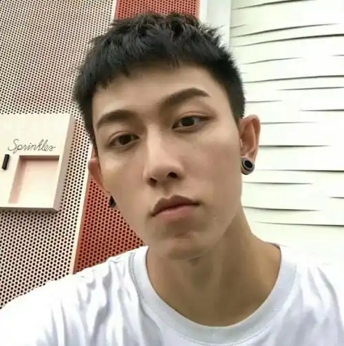 12月2日 9:16   关注  黑白男头 西装男头 男生头像 评论 收藏