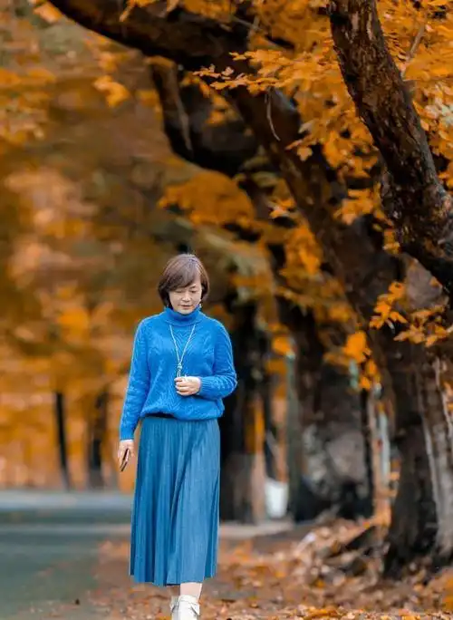 中老年人拍暖秋人像这7个姿势技巧可以学拍照好看有意境