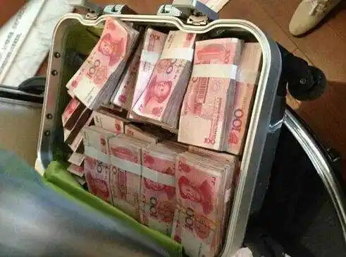 妻子把12万元缝进枕头,睡过一晚,天亮后钱成一堆草纸,被吓坏了