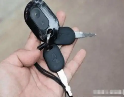 女子丢电动车坚持8天用备用钥匙滴了一路结果真被找回