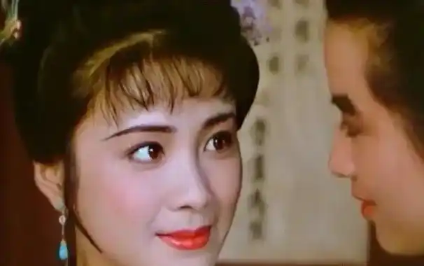 傅艺伟和金巧巧年轻时颜值巅峰对比,从她俩的古装扮相看一目了然