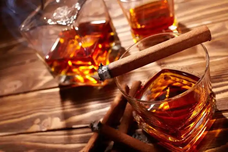 酒杯上的一支香烟图片-威士忌酒杯上的一支香烟素材-高清图片-摄影