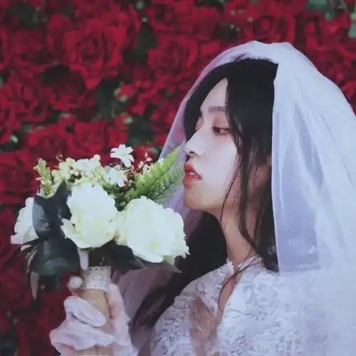 头像丨女生:阳光洒在我身上.