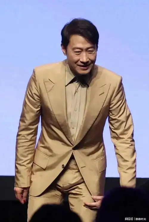 黎明啊,当年可是个身材挺拔的大帅哥,那双长腿简直是绝了.