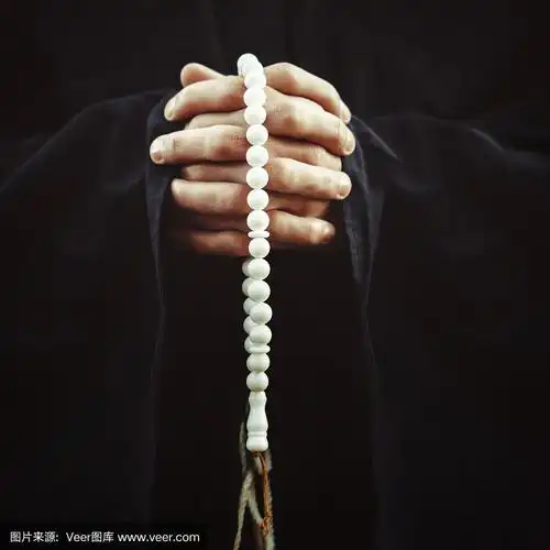 拿着念珠的和尚的手