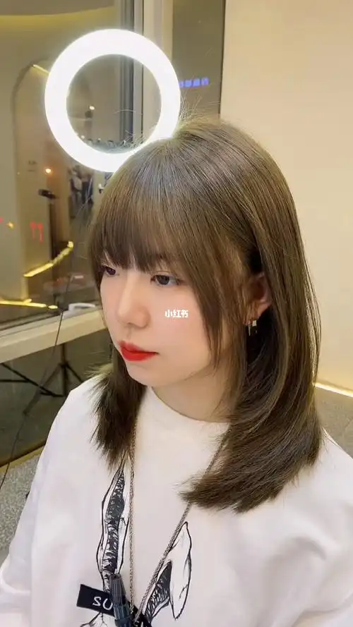 中短发发型冷棕色头发显白发色