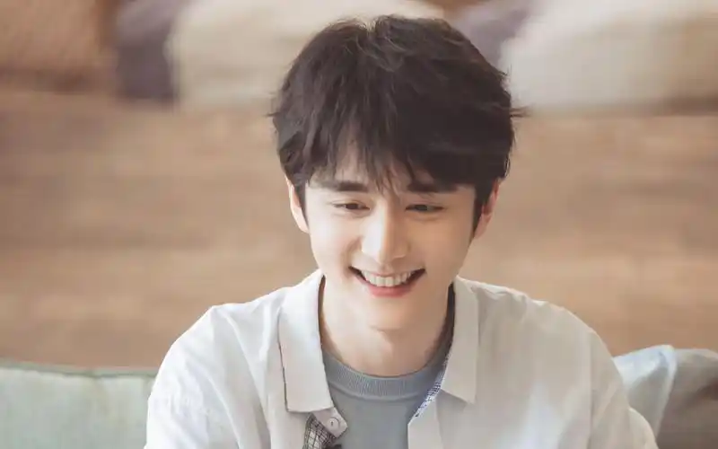 电脑壁纸 明星 大陆明星 邻家大男孩张新成阳光文艺时尚迷人写真