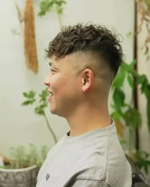 周边铲短头顶烫卷正流行,男士新选择引领潮流风尚|发型|时尚|脸型