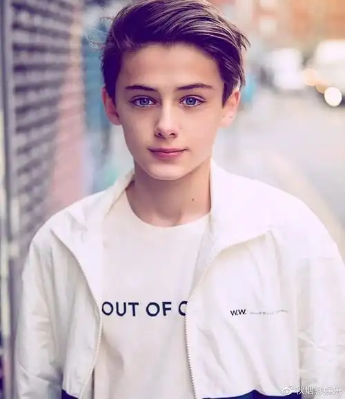 世界上最帅男孩长大,191身高加8块腹肌不负众望,成阳光美男子!