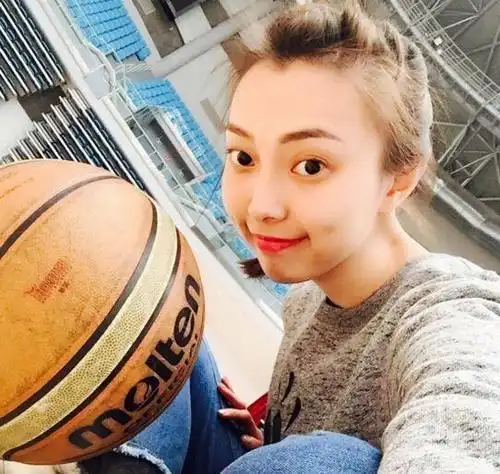 cba辽疆太太团:可兰白克与玛丽塔被视为是cba的金童玉女