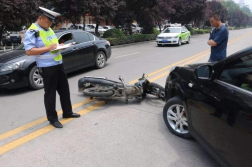 开车把人撞了,应该先垫钱医治还是先报保险?很多司机都做错了