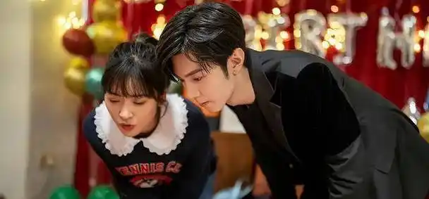 43岁秦岚和小17岁王子异上演姐弟恋,观众不满:给小年轻留口饭吧_年龄