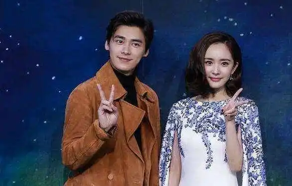 杨幂穿白色西装拍大片,筷子腿很吸睛,李易峰拍大片和杨幂很像_视频