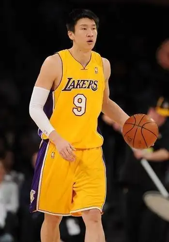 身高2米05担任控卫绰绰有余,为何当年湖人不给孙悦上场机会?