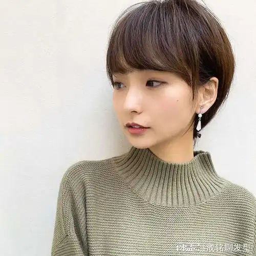 2,一刀切波波头又被称为内扣,是短发中最经典的一款发型,不挑脸
