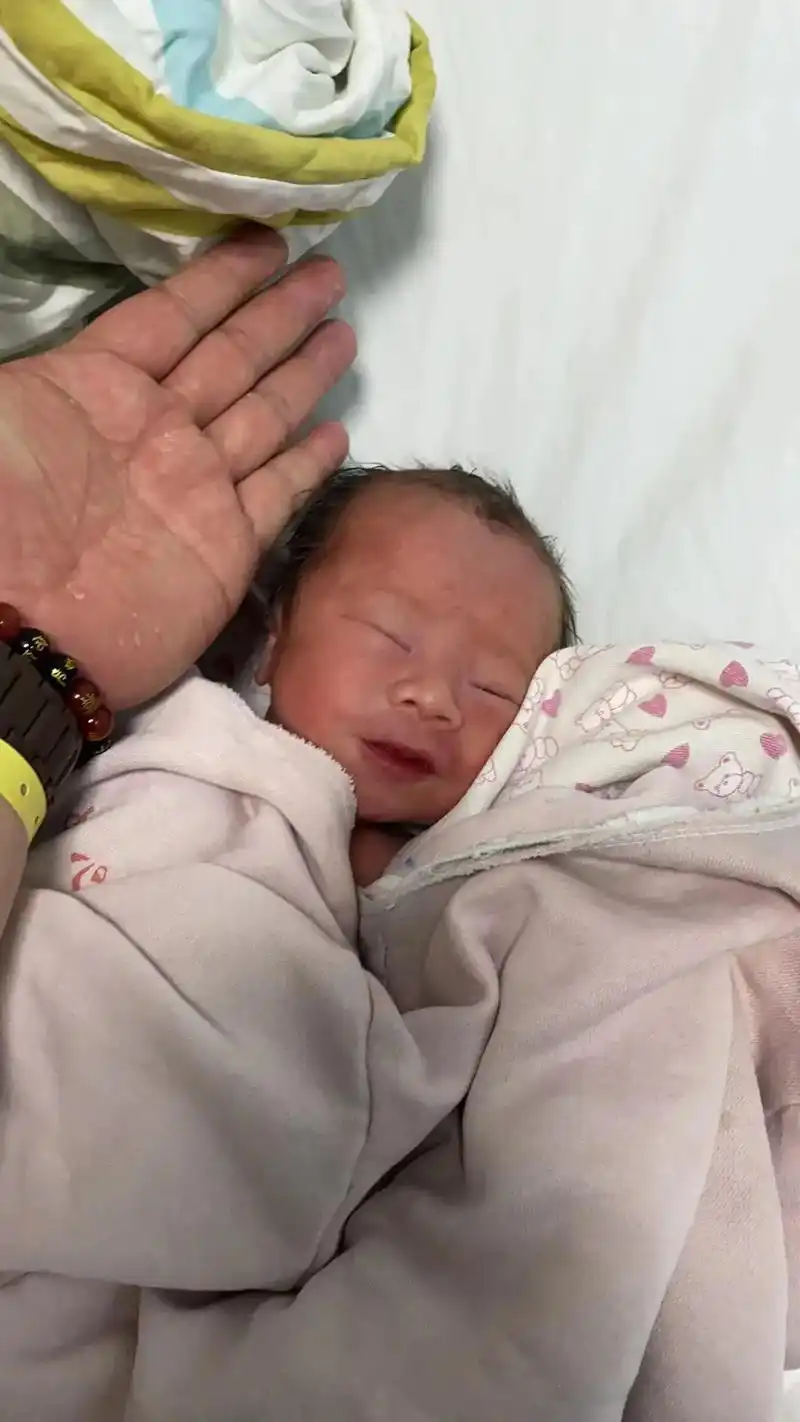 整整36周,喜获三胎,男宝宝一枚;爸爸有了小帮手,二位姐姐有 - 抖音