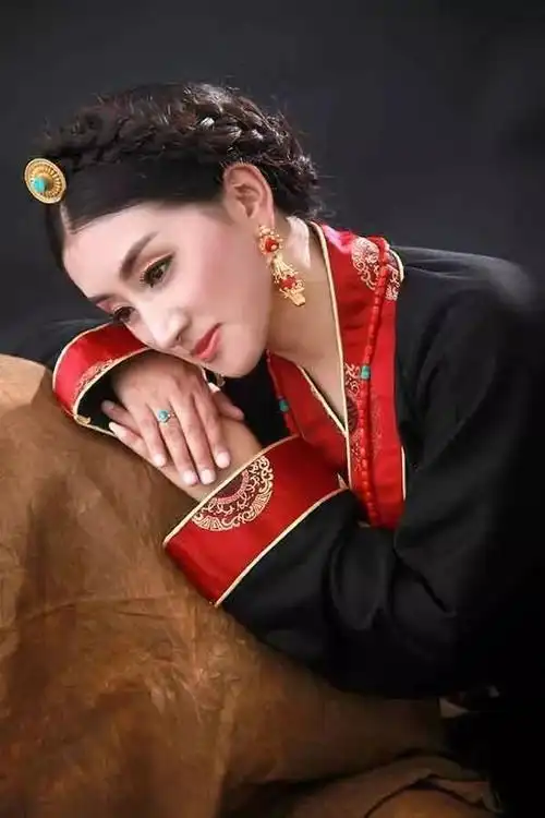 中心百姓大舞台,由尕朵乡舞蹈队,拉布乡舞蹈队,藏族知名歌手同台演出