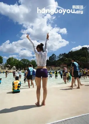韩国水上乐园里的性感比基尼诱惑