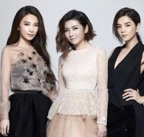 本来小编觉得任家萱就够美,直到看到她的妹妹任容萱后,真的是有一种