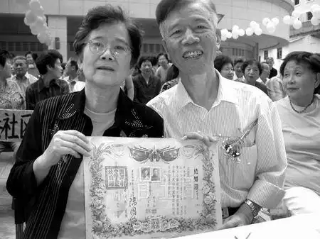 鹿城举办"结婚证秀" 展示上世纪50至90年代结婚证