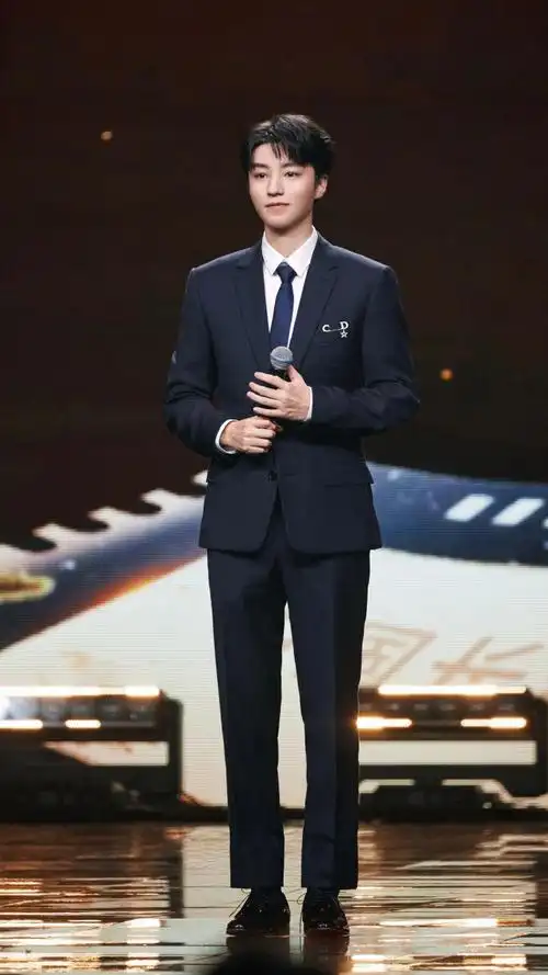 不敢相信这是王俊凯工作室拍的全身图