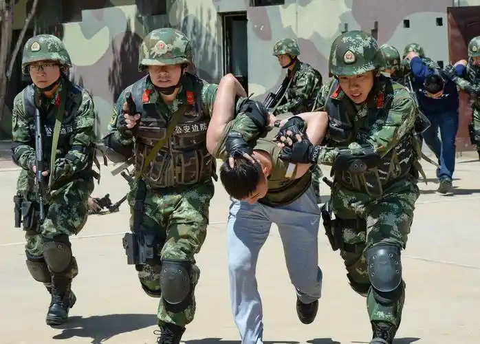 5月3日,河北省公安边防总队特勤队官兵进行处突抓捕课目比武.