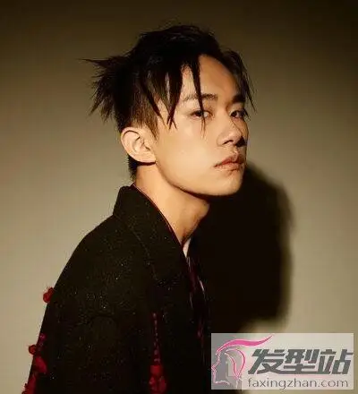 男士辫子发型这样扎头发超级显酷