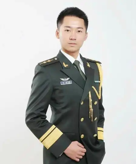 优秀通讯员 何楚洋