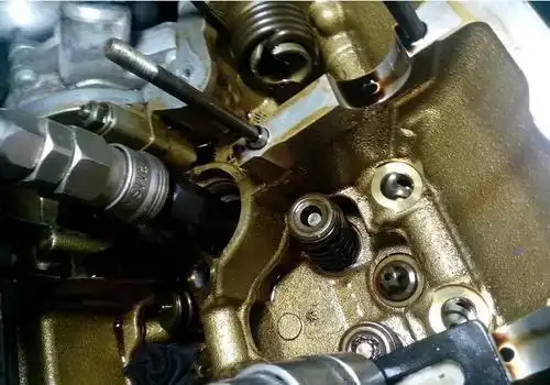 又烧机油车主该怎么判断气门油封存在漏油现象