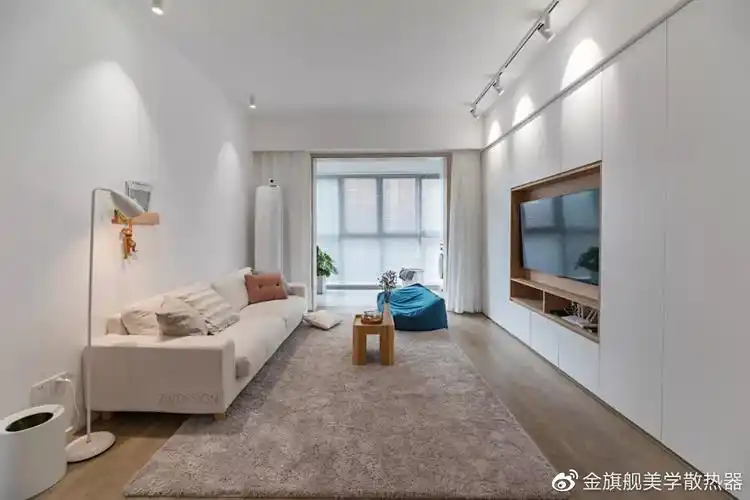 客厅不吊顶怎么装修好看?装上导轨灯,时尚又高档!