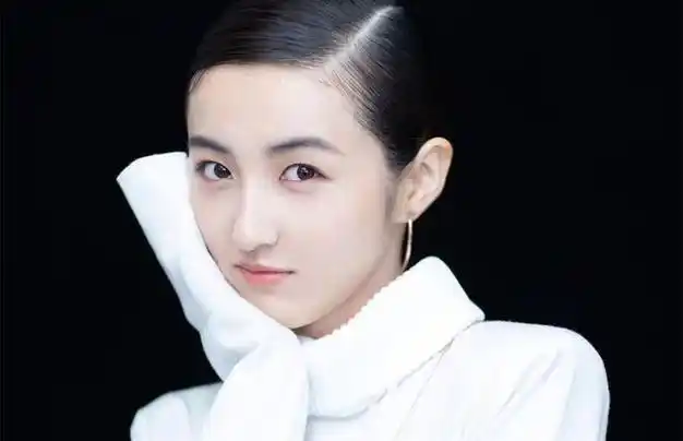 张子枫不再是小姑娘一袭薄荷绿蛋糕裙出席活动落落大方又优雅