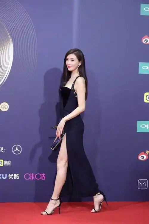 羽毛裹胸,上衣失踪,女星走红毯尬尬百出,网友直呼:辣眼睛|长裙|抹胸