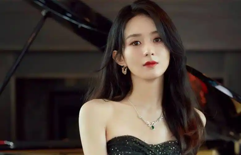 赵丽颖早期素颜照罕见曝光,国字脸很肉,表情可爱动作拘谨_少女_演艺