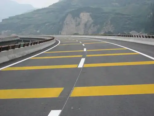 三,警告标线,是促使机动车驾驶人和行人了解道路变化的情况,提高警觉